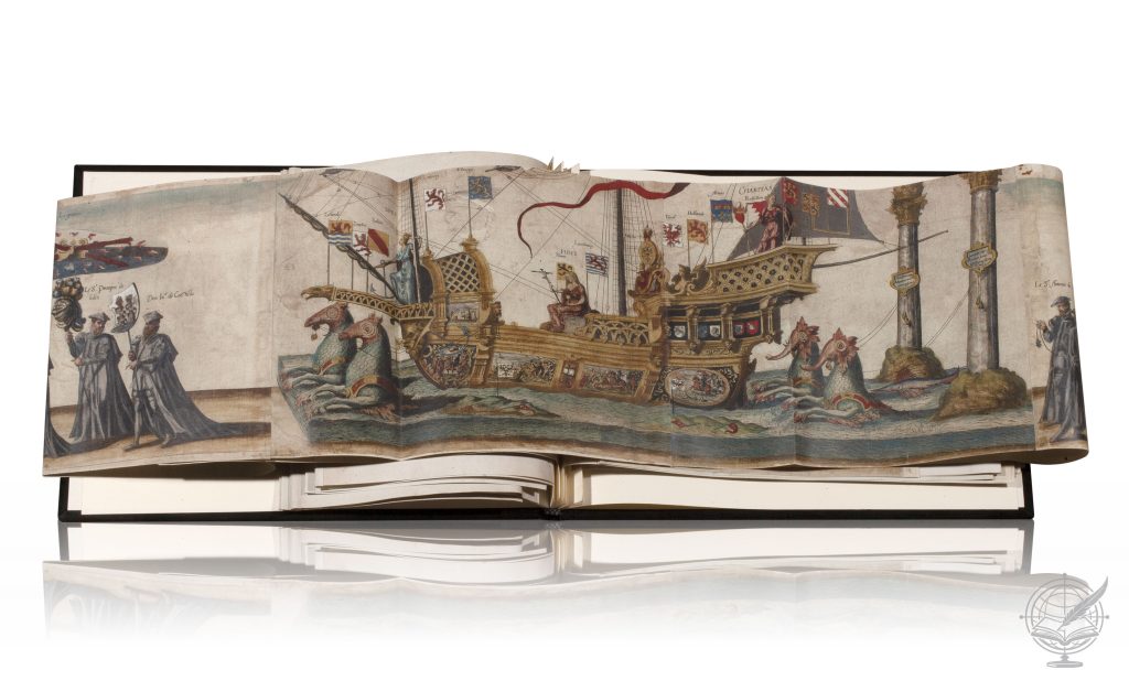 Open facsimile book of the Procession in honour of Charles V (Biblioteca Nacional de España, INVENT/80691), bound in black velvet on wooden boards decorated with metal clasps and the coat of arms.