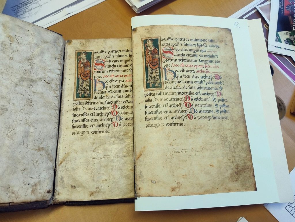 It showns two pages, one of the original manuscript against its facsimile