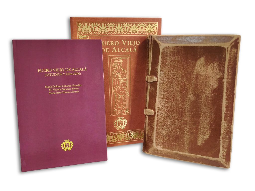Complete edition of the Fuero Viejo, comprising facsimile, bookcase and commentary volume